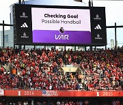 ‘VAR 없애자’ 제안에 EPL 떨고 있나?…“오심 100번도 넘을 것”