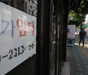 “밤엔 아내에게 가게 맡기고 배달뛰어요”…폐업도 못하는 치킨집 사장님 사연