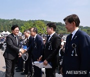 인사나누는 우원식 국회의장과 추경호 국민의힘 원내대표