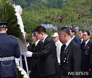 헌화하는 윤 대통령 부부