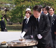 尹 "호국영웅에 최고 예우…국민 자유·안전 지킬 것"