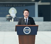 [현충일 추념사] 윤 대통령 "퇴행, 비열, 암흑의 땅" 북한 조롱