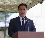 ‘제2연평해전 주역’ 보훈차관, 당시 전우와 프로야구 시구·시타