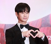 김수현, 스타랭킹의 왕 노린다..이준호 이어 男 배우 2위