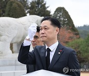 '제2연평해전 주역' 보훈차관, 당시 전우와 프로야구 시구·시타