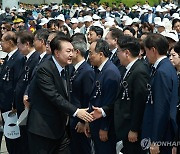 윤석열 대통령, 박찬대 원내대표와 악수