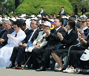 현충일 공연에 박수치는 윤석열 대통령