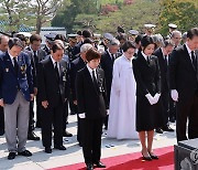 윤석열 대통령 부부 현충탑 참배