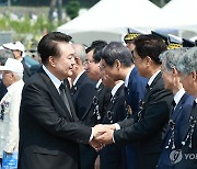 윤석열 대통령, 우원식 국회의장과 인사