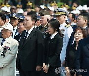 윤석열 대통령 부부, 현충일 추념식 애국가 제창