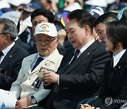 참전유공자와 대화하는 윤석열 대통령