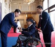 윤석열 대통령, 국가유공자 및 보훈가족 초청 오찬 참석자 영접