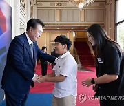 윤석열 대통령, 국가유공자 및 보훈가족 초청 오찬 참석자 영접