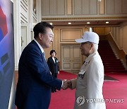 윤석열 대통령, 국가유공자 및 보훈가족 초청 오찬 참석자 영접