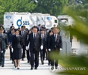 윤석열 대통령 부부, 학도의용군 무명용사탑 참배