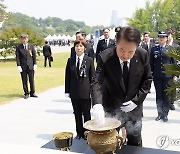 윤석열 대통령, 학도의용군 무명용사탑 분향