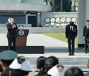 국가유공자 증서 수여, 박수치는 윤석열 대통령