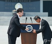 국가유공자 증서 수여하는 윤석열 대통령