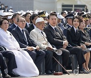 참전유공자와 영상 보며 대화하는 윤석열 대통령 부부