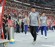 경기 앞서 벤치로 향하는 김도훈 임시 감독