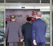 이주호 부총리와의 면담 위해 이동하는 의과대학 총장들