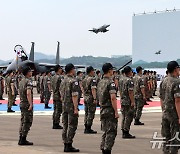 '하늘 도깨비' F-4 팬텀, 마지막 비행 위한 힘찬 이륙