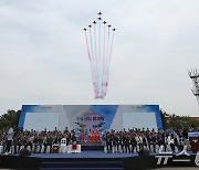 F-4 팬텀 퇴역식, 축하비행하는 블랙이글스