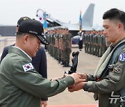 F-4 팬텀 조종간 전달 받는 신원식 장관