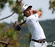 전가람, KPGA 선수권 이틀째 선두 유지…5년 만의 우승 도전