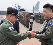 [팬텀 퇴역식 르포]  “적에겐 공포, 우리에겐 평화…공군의 전설, 하늘의 도깨비여 안녕!”