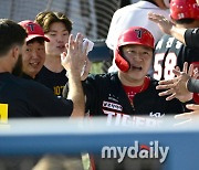 [MD포토] 최형우 '몸으로 직접 보여주는 투혼의 타이거즈 야구'