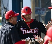 [MD포토] 이범호 감독 '최형우 괜찮아?'