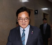 첫 출근하는 우원식 국회 의장