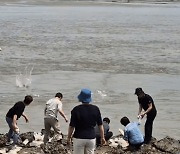 대북전단 20만장 살포 하루 만에…쌀 500㎏도 북으로