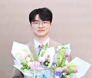 페이커(이상혁),'축하 꽃다발과 함께' [사진]