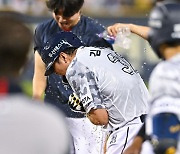 끝내기 사구 김재환,'축하 물세례 장난 아니네' [사진]