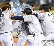 김재환,'시원한 끝내기 사구 축하 물세례 [사진]