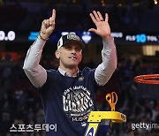 LA 레이커스, 새 감독으로 NCAA 명장 댄 헐리 고려