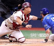 [포토S] 류지혁 턱에 태그하는 김건희