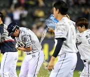 '끝내기 사구' 김재환 '조수행 두고봐'[포토]