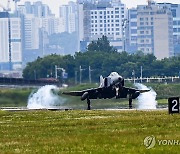 착륙하는 F-4E 팬텀 전투기