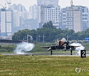 착륙하는 F-4E 팬텀 전투기