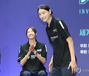 입장하는 김연경