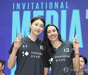 김연경과 기념촬영하는 쉐일라 카스트로