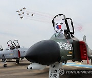 F-4 팬텀 퇴역식서 공중기동 펼치는 블랙이글스