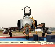 F-4팬텀 퇴역식 축하 비행하는 F-35A 스텔스 전투기