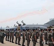 F-4팬텀 퇴역식 축하 비행하는 FA-50 전투기