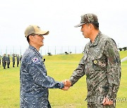 문종화 환태평양훈련전대장 격려하는 최성혁 해군작전사령관