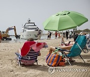 SPAIN STRANDED YACHT