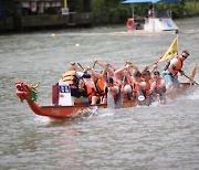 [PRNewswire] Xinhua Silk Road: Dragon boat race held on Suzhou Creek